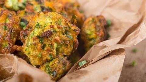 Πώς να φτιάξετε τους πιο τραγανούς κολοκυθοκεφτέδες