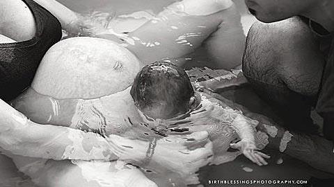 Μπαμπάς βοηθά τη γυναίκα του να γεννήσει: Δείτε τις συγκλονιστικές φωτογραφίες