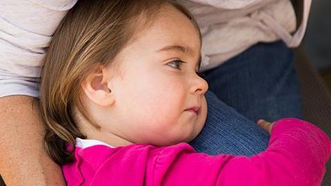 Η κόρη μου με θέλει συνέχεια κοντά της ενώ αν είναι με άλλα παιδιά, δεν με ζητάει. Τι να κάνω;