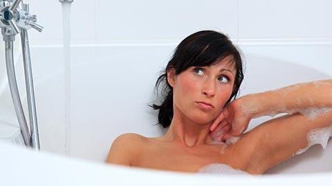 Όταν μια μαμά προσπαθεί να κάνει μπάνιο...