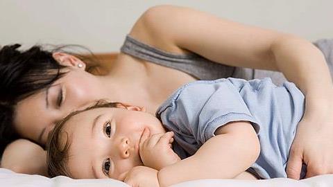 «Ύπνος με το παιδί: Μια κακή συνήθεια που δεν θα πάψω να αγαπώ»