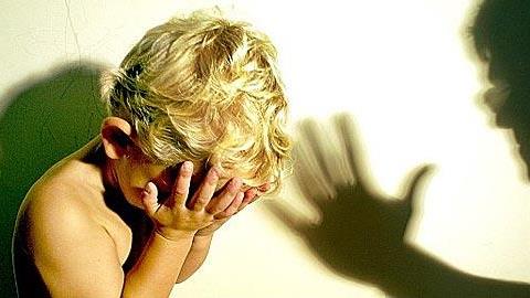 Η μητέρα που μένει στο διαμέρισμα πάνω απ’ το δικό μας φωνάζει διαρκώς υστερικά στα παιδιά της. Τι να κάνω;