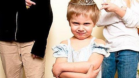 Ο 3χρονος γιος μου παίρνει ένα σεντόνι και το κάνει φούστα. Αυτό δείχνει κάτι για τις σεξουαλικές του προτιμήσεις;