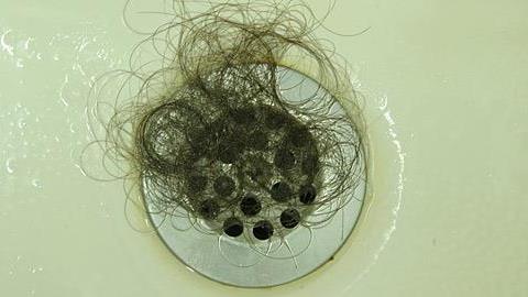 Πώς να ξεβουλώσω το σιφόνι από τις τρίχες