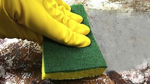 Πώς να καθαρίσετε το ταψί από τα καμένα λίπη