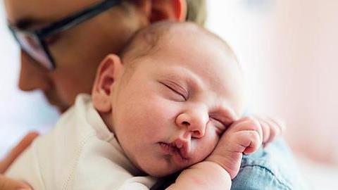 Πώς αλλάζει η ζωή ενός νέου μπαμπά