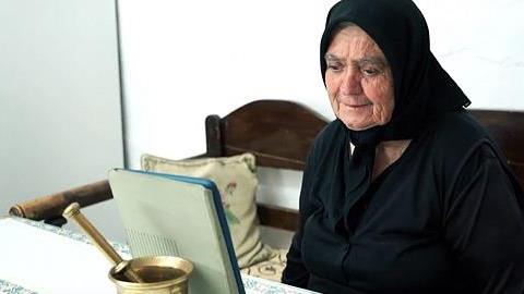 Η αθάνατη Ελληνίδα γιαγιά: Μια ξεκαρδιστική διαφήμιση για τον ημιμαραθώνιο Κρήτης