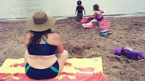 «Μαμάδες, βάλτε τα μαγιό και μην χάνετε άλλες στιγμές απ’ τα παιδιά σας!»