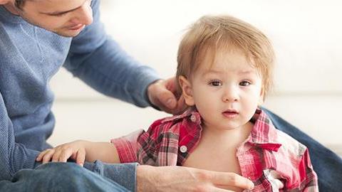 Για να ντύσω τον 10 μηνών γιο μου κάθε φορά παλεύουμε! Πώς θα το αντιμετωπίσω;