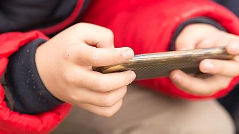 Ο γιος μου έχει εθιστεί στο κινητό του. Τι να κάνω;