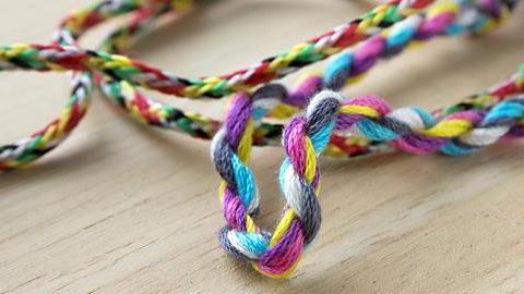 Πώς να φτιάξετε βραχιολάκια φιλίας με την κόρη σας