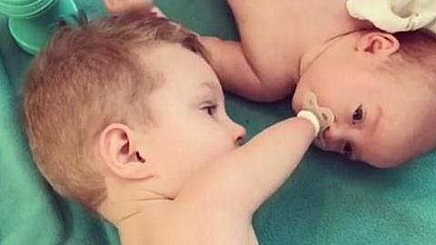 Το πιο τρυφερό βίντεο: Αγοράκι χωρίς άκρα δίνει την πιπίλα στο νεογέννητο αδερφάκι του