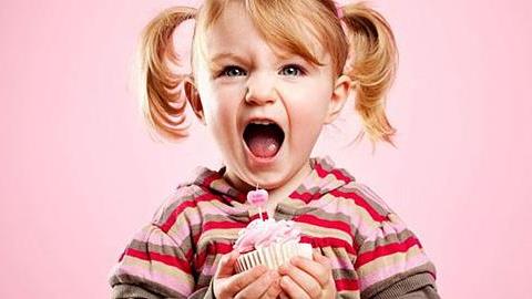 Η γυναίκα μου κάνει στην κόρη μας όλα τα χατίρια και πιστεύω ότι της κάνει κακό. Πώς να το χειριστώ;