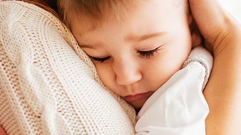 Μαμά-ελικόπτερο: Γιατί κάνουμε την αγάπη μας να πνίγει αντί να στηρίζει 