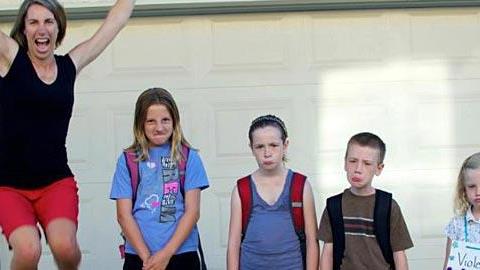 Η επιστροφή στο σχολείο μέσα απ’ τα μάτια 12 (πολύ χαρούμενων) γονιών