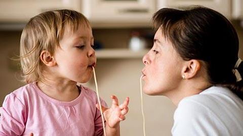 Είναι φυσιολογικό το ότι ο γιος μου έχει τρομερή αδυναμία στη θεία του;