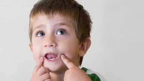 Ο γιος μου είναι σχεδόν 3 ετών αλλά λέει πολύ λίγες λέξεις. Είναι ανησυχητικό;