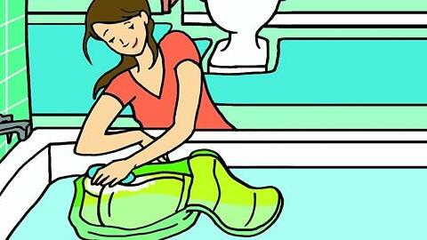 Πώς να πλύνετε την τσάντα του παιδιού (αν δεν μπαίνει στο πλυντήριο)