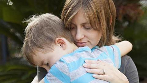 Γιατί η αγκαλιά της μαμάς είναι το καλύτερο φάρμακο