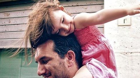 «Είστε δύο, μην το θεωρήσετε ποτέ δεδομένο!»: Ένας μπαμπάς που έχει πάρει διαζύγιο συμβουλεύει