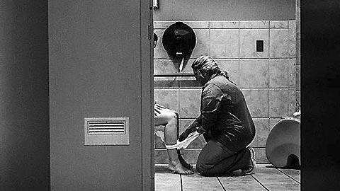 Η τεράστια προσφορά της μαίας μέσα από μία φωτογραφία