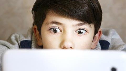 Ο 8 ετών γιος μου ψάχνει κρυφά στο ίντερνετ για γυμνές γυναίκες και σεξ. Τι να κάνω;