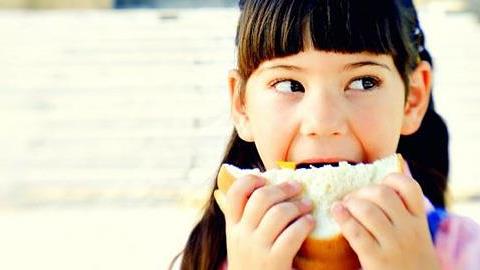 Ποια τρόφιμα επιτρέπεται και ποια απαγορεύεται να πωλούνται στα σχολεία