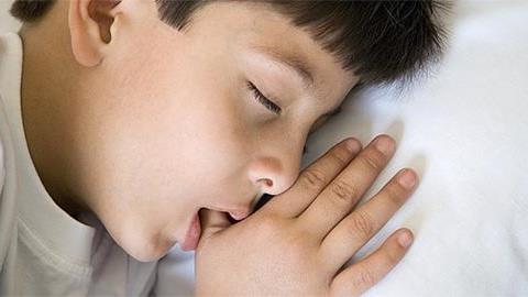 Ο 10 ετών γιος μου έχει αδιάκοπα το δάκτυλό του στο στόμα. Τι να κάνουμε;