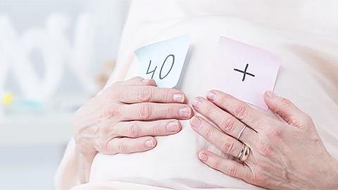 Είναι αργά να προσπαθήσω να μείνω έγκυος με εξωσωματική ενώ είμαι 46 ετών;