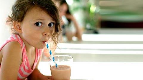 4 δροσιστικά ροφήματα για παιδιά που δεν πίνουν γάλα