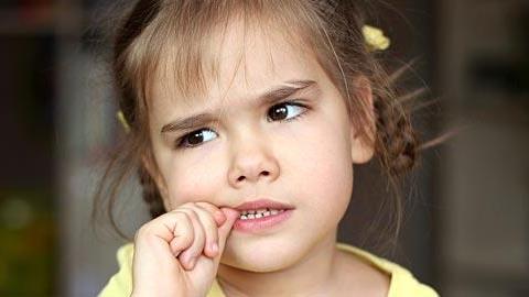 Η 26 μηνών κόρη μου άρχισε να τρώει τα νύχια της. Μήπως υπάρχουν ψυχολογικά αίτια;