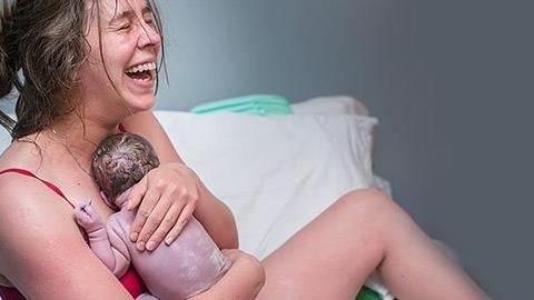 Όσα συμβαίνουν στο σώμα της μαμάς μετά τον φυσιολογικό τοκετό 