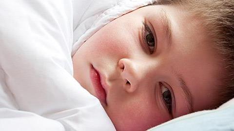 Ο γιος μου τον τελευταίο καιρό ξυπνάει τα ξημερώματα και χάνει τον ύπνο του. Τι να κάνω;
