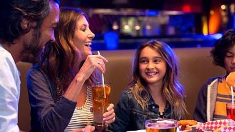 Κερδίστε ένα γεύμα στο Hard Rock Cafe Athens για το παιδί και 4 φίλους του μαζί με τους συνοδούς τους