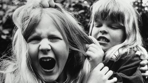 3 βήματα για να σταματήσετε τους τσακωμούς των παιδιών