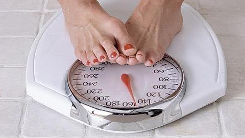 Όταν η ζυγαριά «κολλάει»: Η διατροφολόγος συμβουλεύει