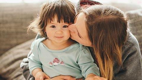 Γιατί η κόρη μου είναι προσκολλημένη σε μια οικογενειακή μας φίλη;