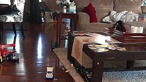 Δύο πολύ διαφορετικές σκέψεις πάνω στη φωτογραφία ενός πολύ ακατάστατου σαλονιού