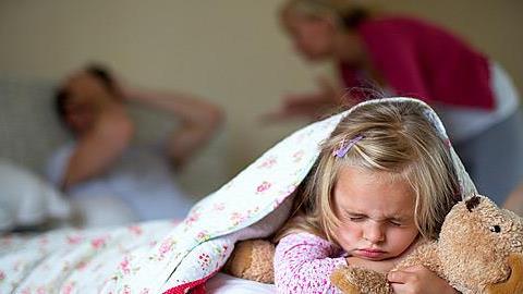 Πώς να προστατεύσετε τα παιδιά από τους τσακωμούς σας 