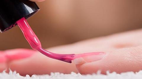 Είναι επικίνδυνο να κάνω ημιμόνιμο μανικιούρ ενώ βρίσκομαι στο δεύτερο τρίμηνο της εγκυμοσύνης;