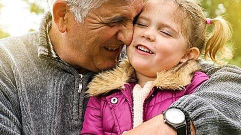 Ο παππούς της κόρης μου είναι υπερβολικά προστατευτικός. Φοβάμαι ότι θα της δημιουργήσει φοβίες κι ανασφάλεια.