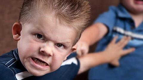 Ο γιος μου χτύπησε ένα άλλο παιδάκι κι ανησυχώ. Πρέπει να τον πάω σε κάποιον ειδικό;