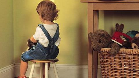 «Πήγαινε γρήγορα στο δωμάτιό σου»: Μήπως αυτή η πρακτική τραυματίζει τα παιδιά;