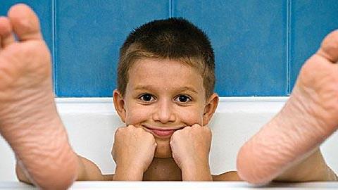 Νομίζω ότι ο γιος μου έχει πολύ μικρό πέος για την ηλικία του. Είναι κάτι φυσιολογικό; 