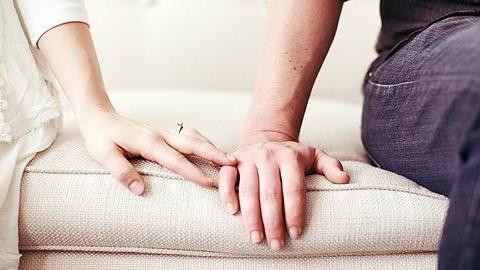 Σχέση μετά την απιστία: Τι πρέπει να ξέρετε αν συγχωρήσετε τον σύντροφό σας