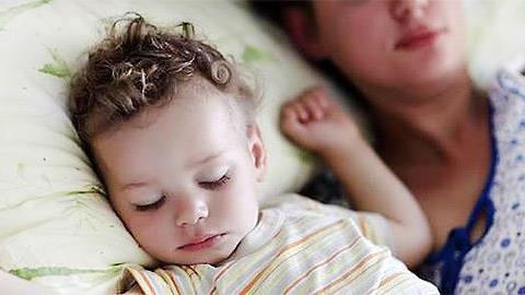 Ο γιος μου από τότε που ξεκίνησε παιδικό σταθμό, δεν μπορεί να κοιμηθεί αν δεν είμαι δίπλα του. Δεν ξέρω πώς να το αντιμετωπίσω.