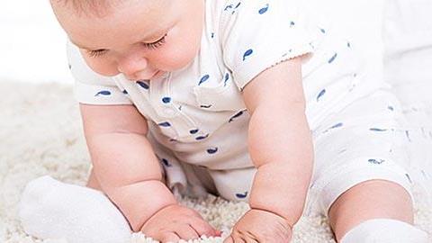  Ο 8 μηνών γιος μου δεν μπορεί να καθίσει πολύ καλά. Είναι ανησυχητικό;