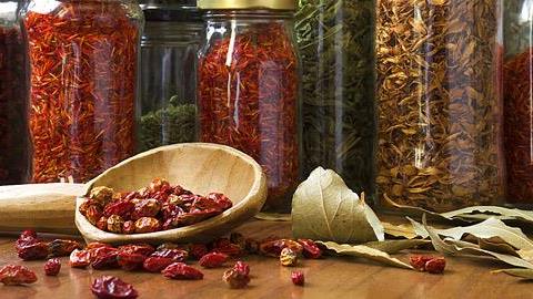 9 μπαχαρικά και αρωματικά που βοηθούν στο αδυνάτισμα 