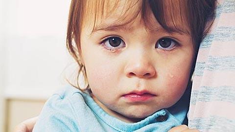 Είναι φυσιολογικό που η 3,5 ετών κόρη μου προσκολλήθηκε πάνω μου αφού ξεκίνησε παιδικό σταθμό;