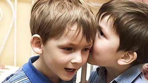 Ο 12χρονος γιος μου «χαϊδεύτηκε» με έναν φίλο του. Πρέπει να σταματήσουν να κάνουν παρέα και να γίνω πιο αυστηρή;